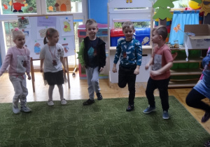 Dzieci tańczą do piosenki _Pluszowy Miś